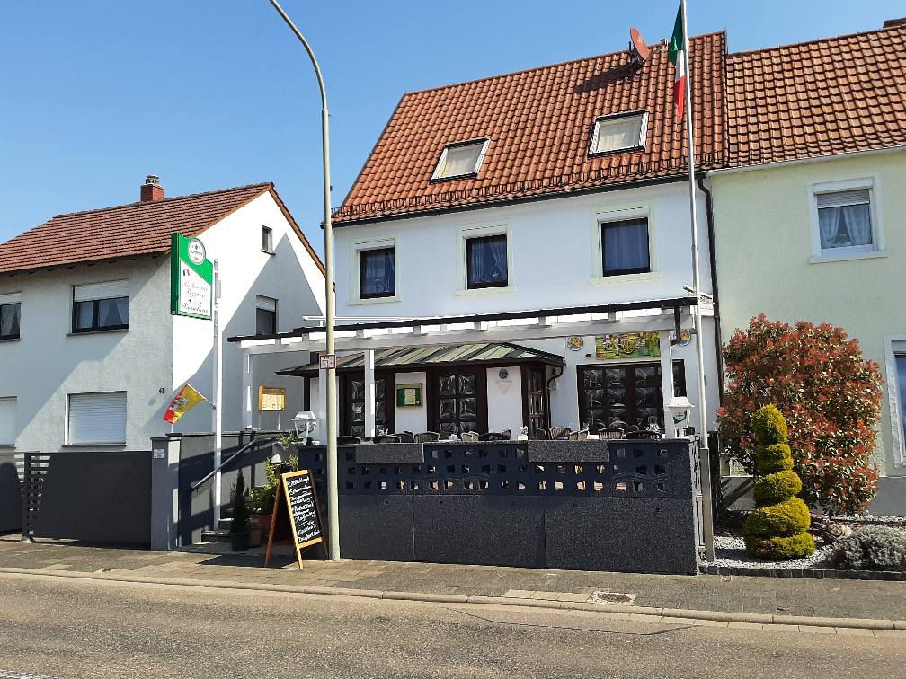 Das Ristorante Borsellino von außen: weißes Haus mit rotem Ziegeldach, überdachter Terrasse und italienischer Fahne in der Maximilianstraße in Jockgrim