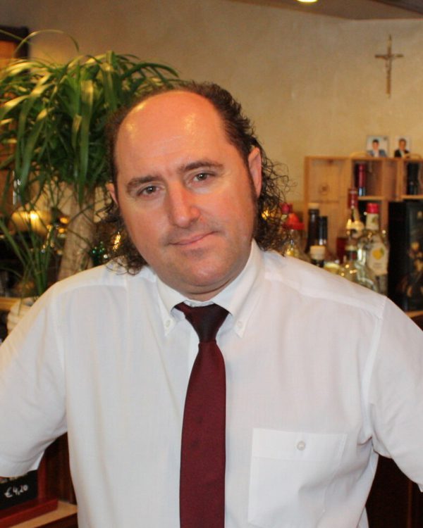 Raffaele Borsellino in weißem Hemd und roter Krawatte in seinem Restaurant